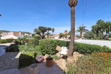 Amplia zona de jardines y plantas bien cuidadas