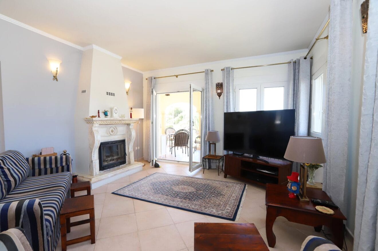 Amplio salón comedor con chimenea