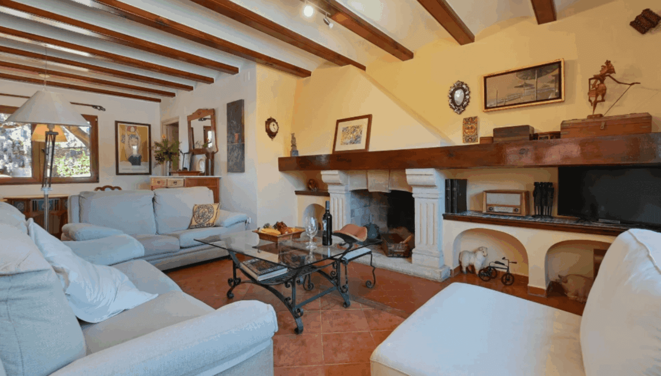 Amplio salón con chimenea