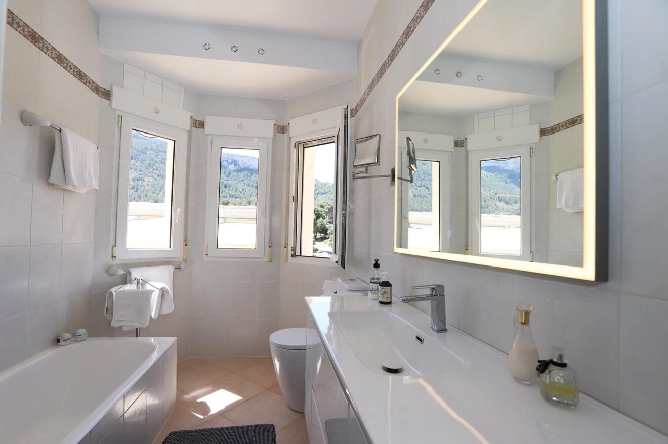 Baño con estilo clásico donde disfrutar de la tranquilidad