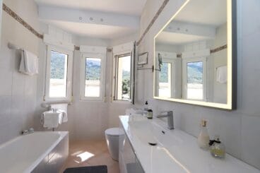 Baño con estilo clásico donde disfrutar de la tranquilidad