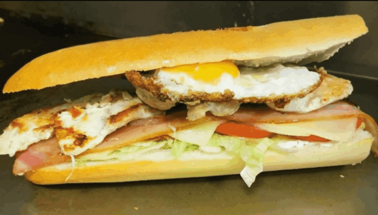 Bocadillos perfectos para tu almuerzo en Café Bar Adrián