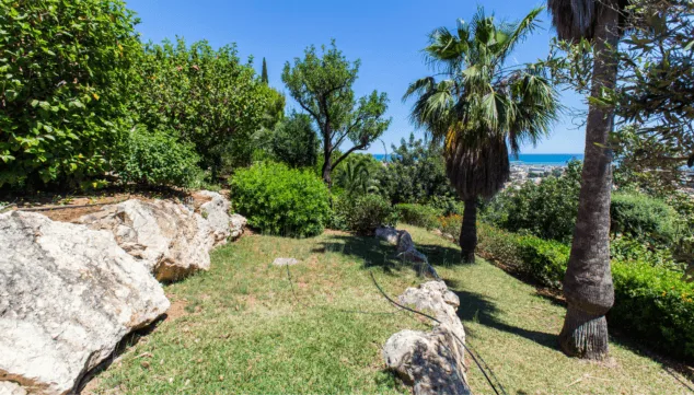 Una villa elegante y rústica con vistas al mar: la solución para disfrutar del clima mediterráneo en la Costa Blanca 4 bonitas zonas de jardin alrededor de la villa