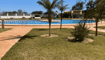 Bonitos y cuidados jardines rodean la piscina