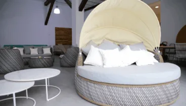 Cama de mimbre disponible en Muebles Martínez