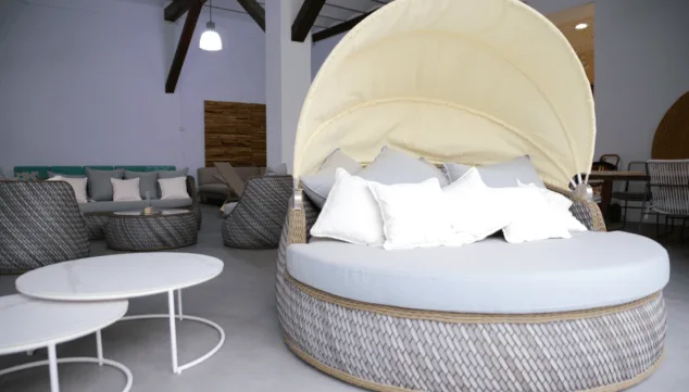cama de mimbre disponible en muebles martinez