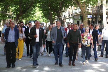 Candidatos del PSPV en la Marina Alta, entre los que se encuentran Vicent Grimal y José Chulvi, junto a Ximo Puig en el centro de Dénia