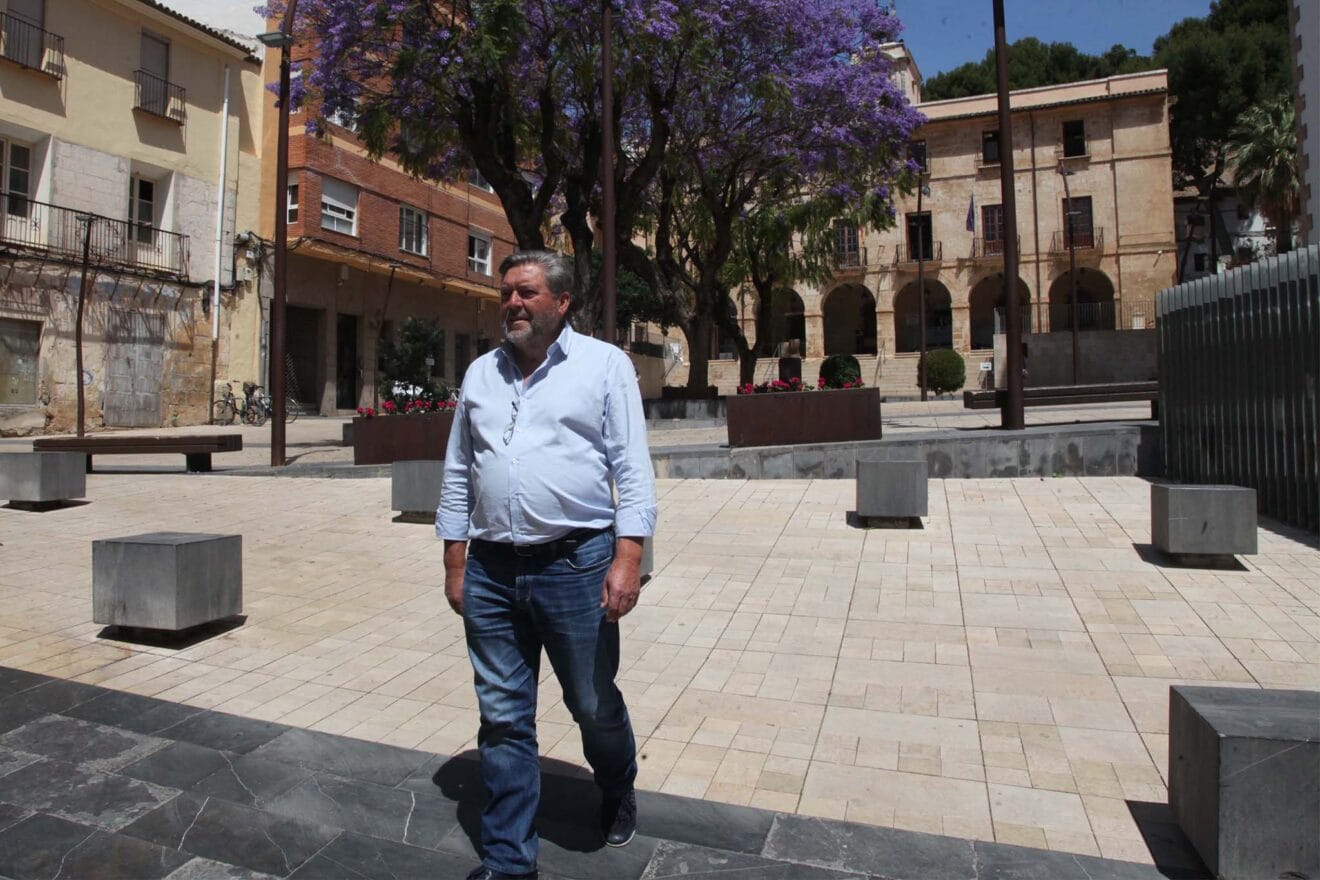 Carrió frente al ayuntamiento de Dénia