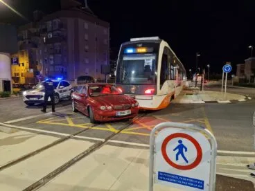 coche cruzado en la via tras recibir el impacto del tram en denia