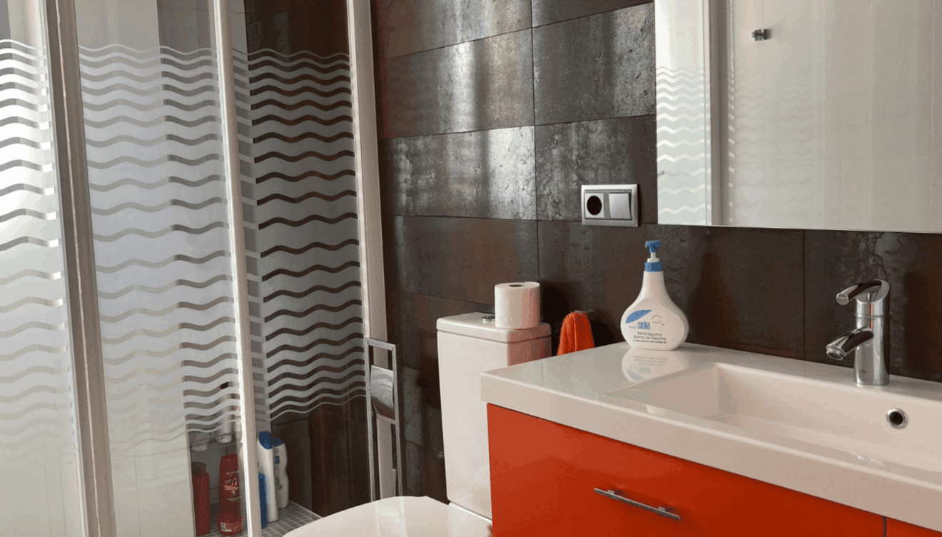 Cuarto de baño completo equipado con ducha