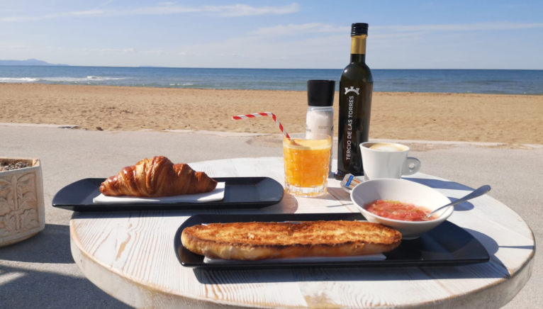 Desayuno irresistible con vistas al mar