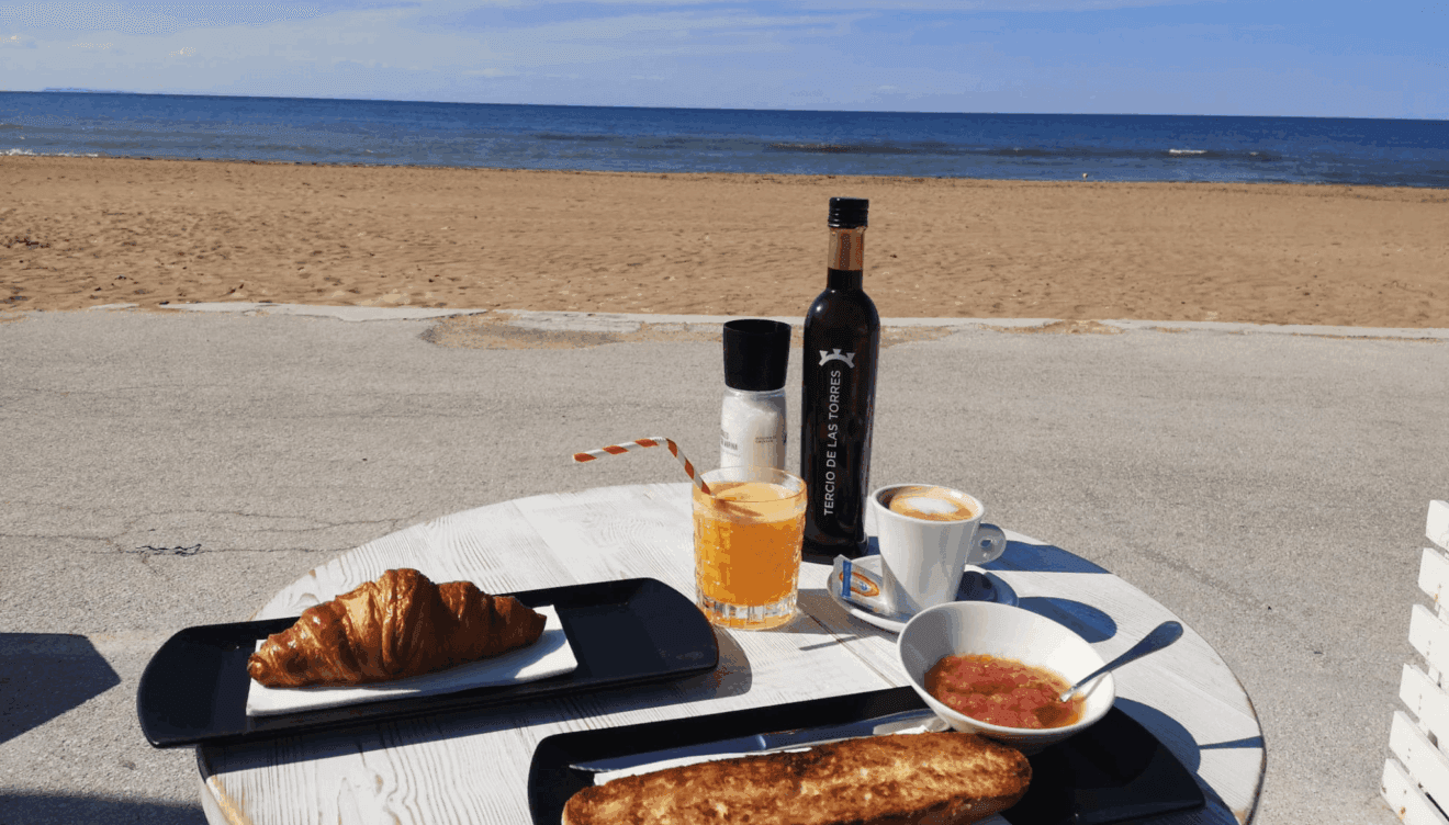 Desayunos dulces con vistas increíbles al mar