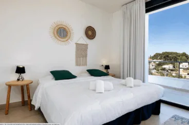 Descansa en las cómodas habitaciones de la villa