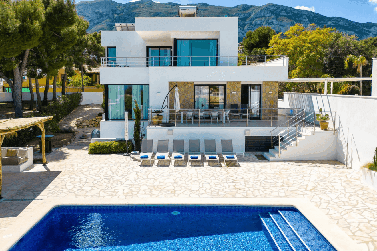 Disfrutar de la brisa del mar y de las vistas espectaculares de esta villa