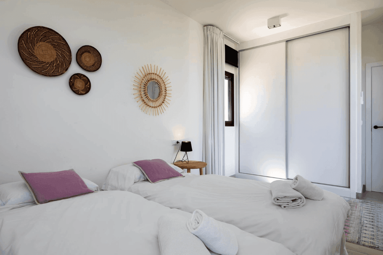 Dormitorio muy luminoso y moderno con cama doble