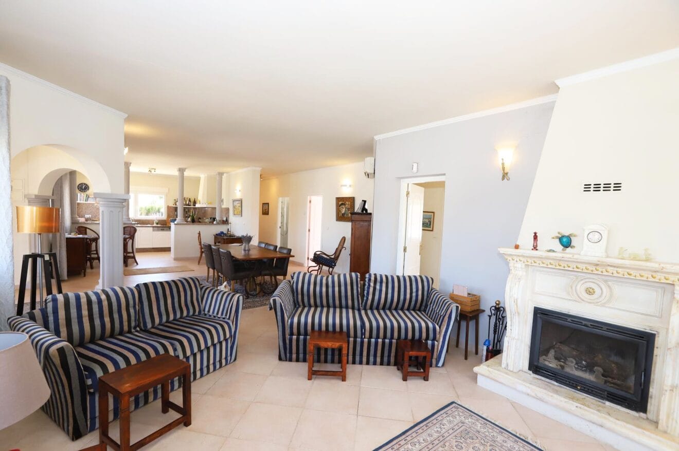 El espacio abierto en la sala de estar es perfecto para recibir visitas