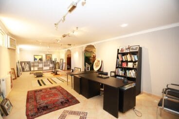 El espacio del semisótano recibe luz natural