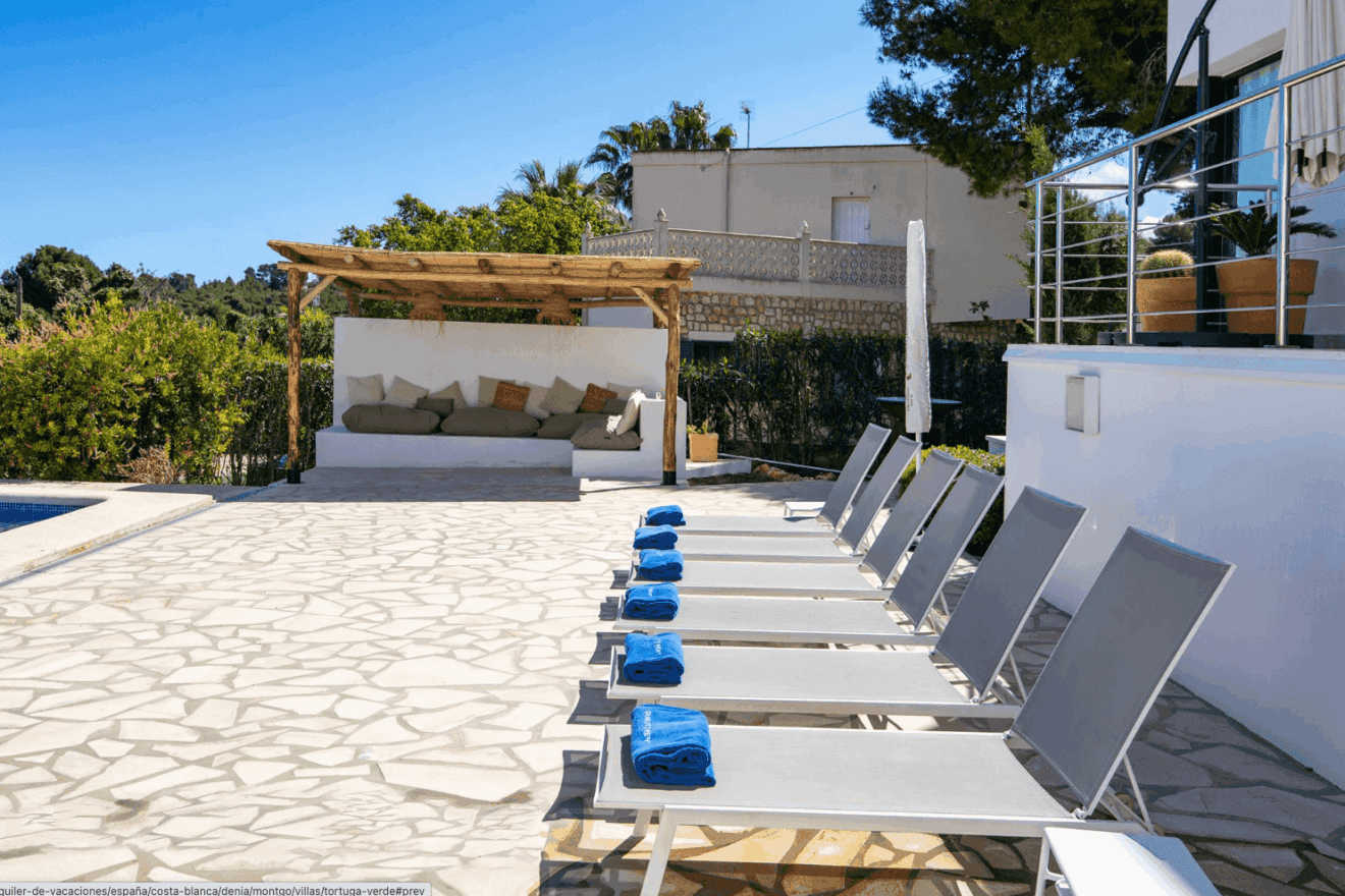 El exterior de la villa es perfecta para disfrutar del sol y relajarse junto a la piscina privada