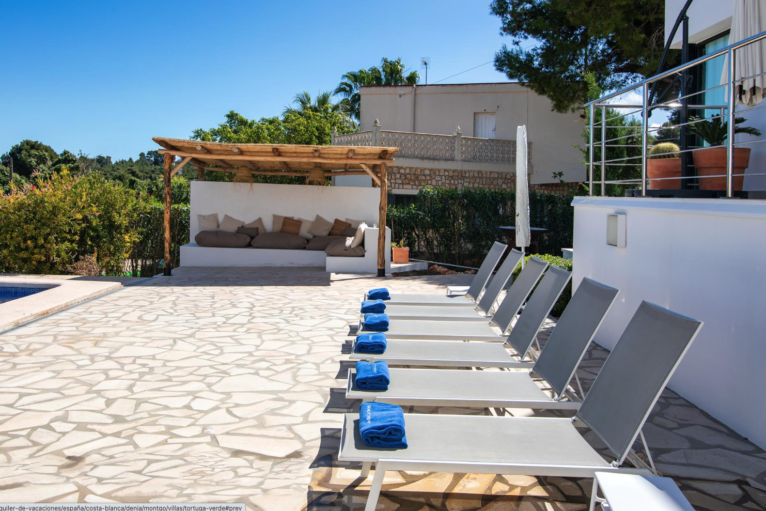El exterior de la villa es perfecta para disfrutar del sol y relajarse junto a la piscina privada