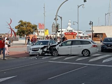 El morro destrozado de uno de los vehículos involucrados