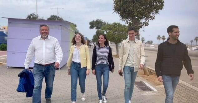 equipo de compromis per denia durante la entrevista