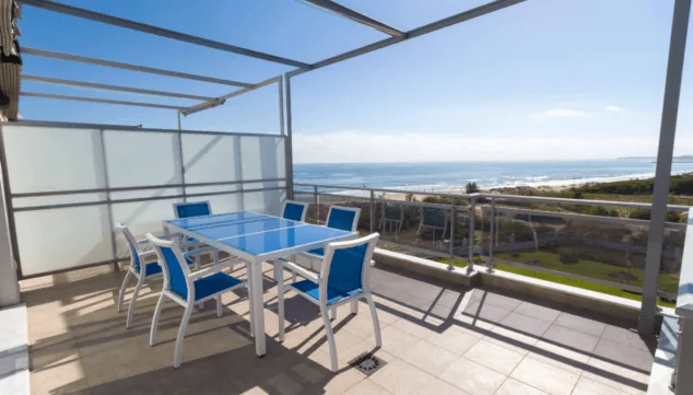 ¿Las alturas y vistas al mar de un ático o la serenidad de un acogedor adosado? Dos escenarios ideales para tu vida 3 espectacular vista desde la terraza