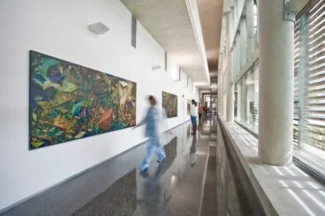 exposicion en los pasillos del hospital de denia