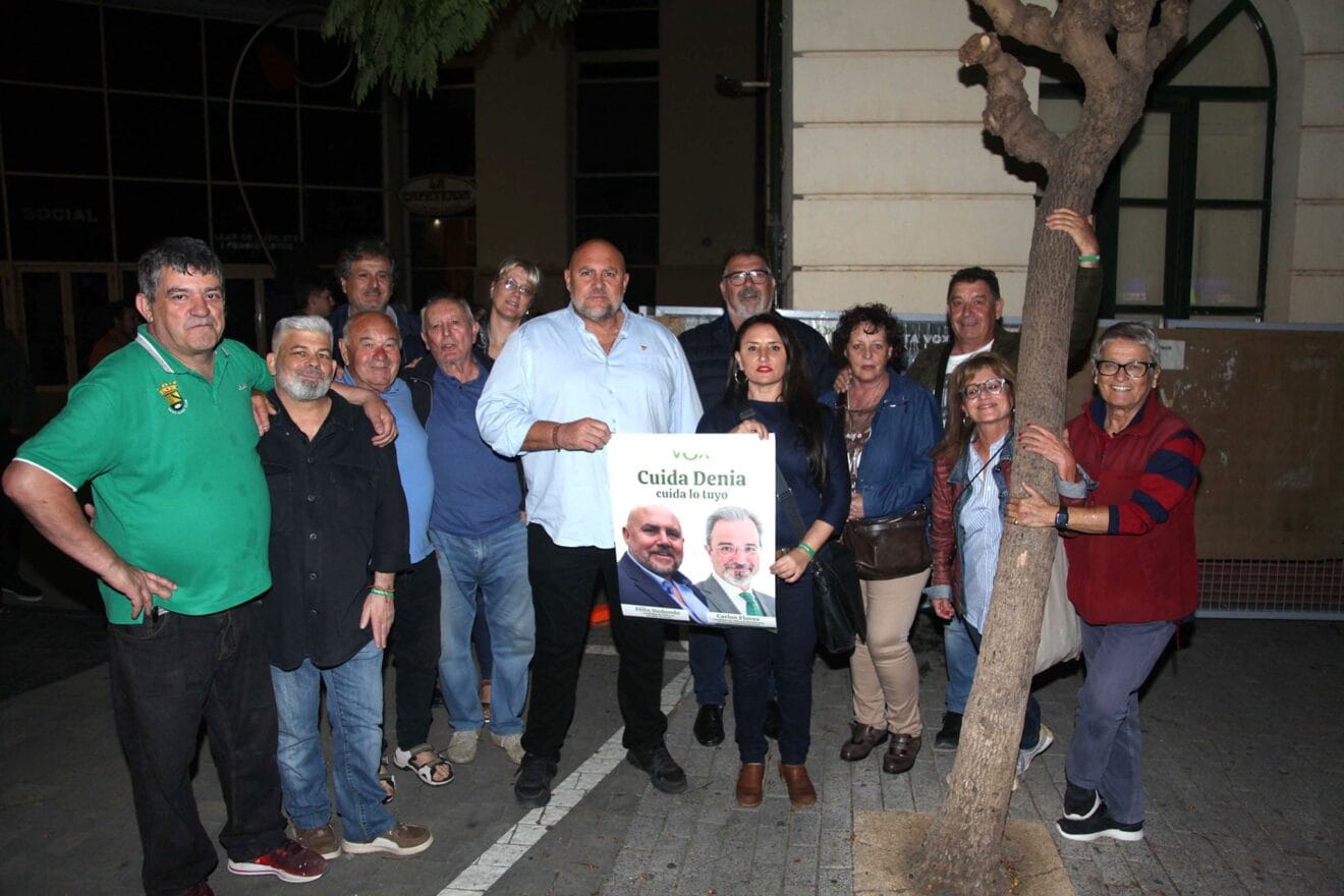 Félix Redondo, candidato de VOX, en la pega de carteles