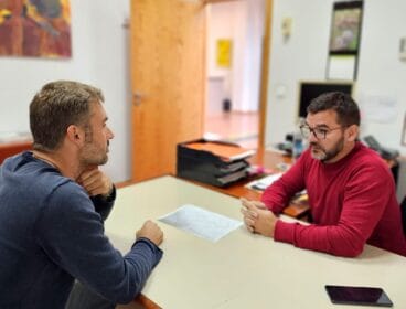 gerard fullana candidato a les corts por compromis junto al candidato valencianista a la alcaldia de els poblets jose luis mas