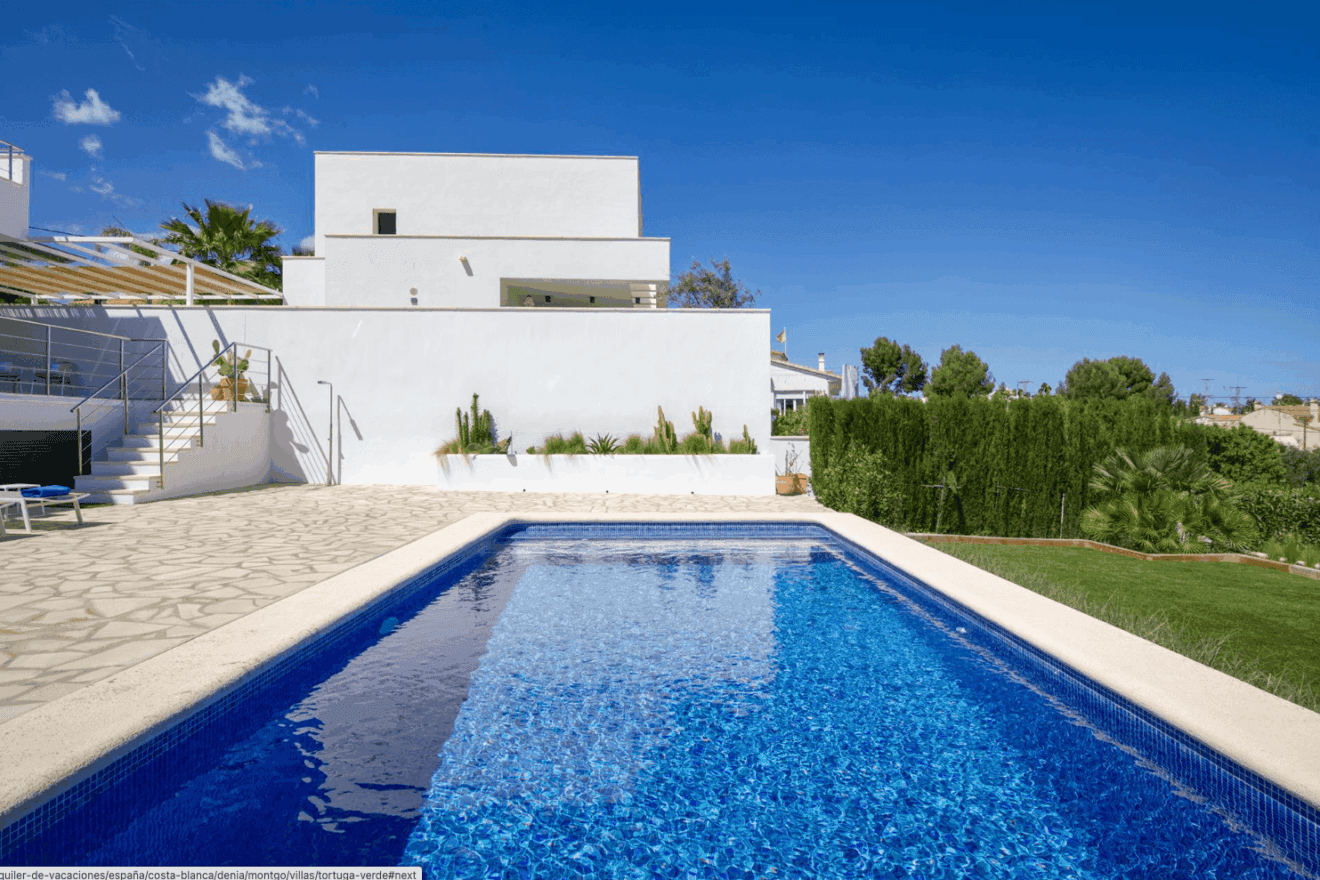 Gran piscina privada con agua cristalina