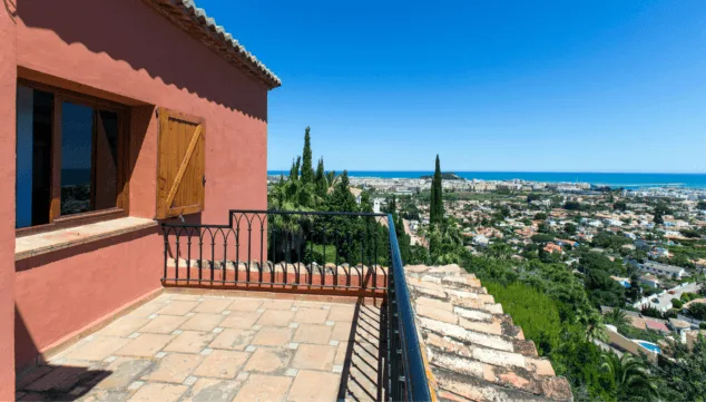 Una villa elegante y rústica con vistas al mar: la solución para disfrutar del clima mediterráneo en la Costa Blanca 9 gran terraza descubierta para disfrutar del paisaje