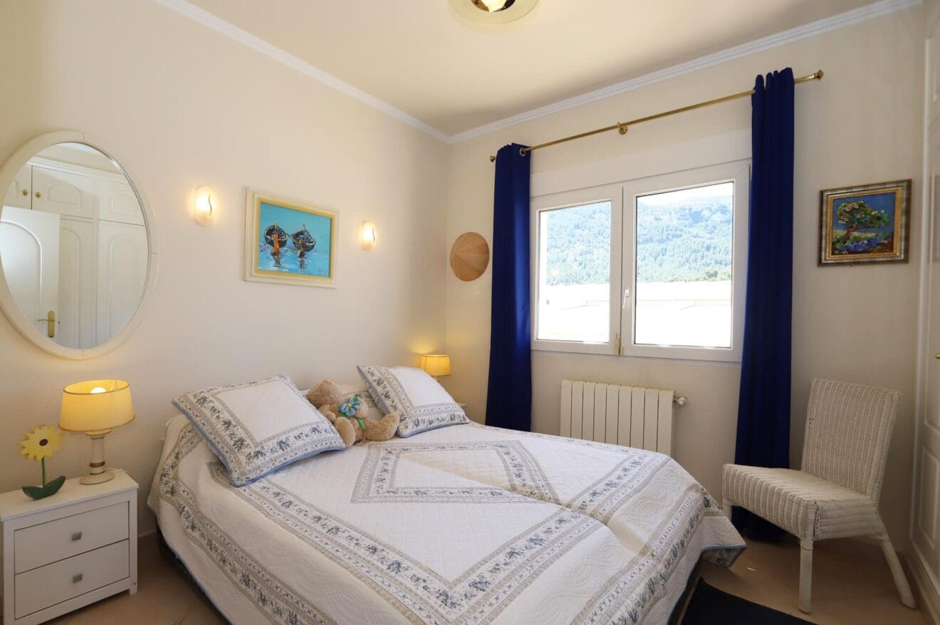 Habitación doble muy decorada y con buenas vistas