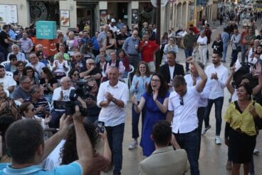 Joan Baldoví, Aitana Mas, Gerard Fullana y Rafa Carrió rodeados de simpatizantes y militantes en Dénia