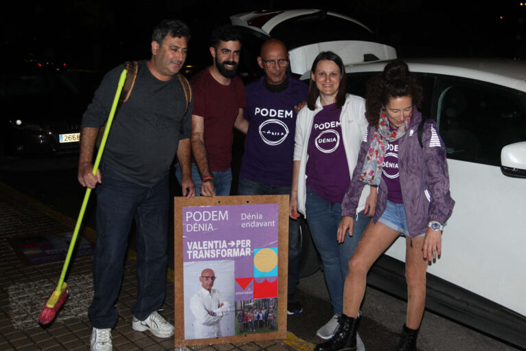 Juanjo Nieves y más miembros de Podem Dénia pegando carteles