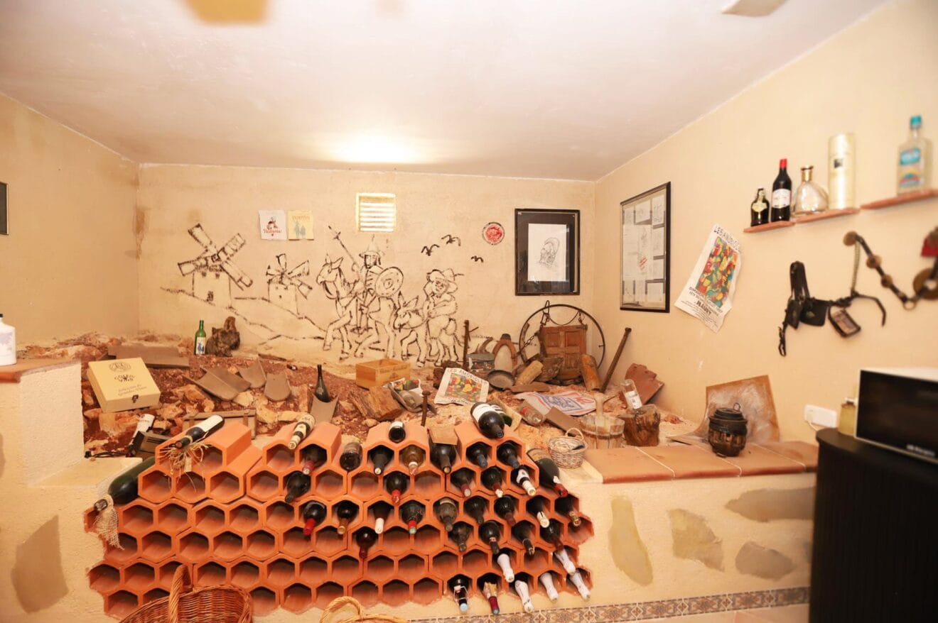 La bodega de la villa es el lugar perfecto para almacenar tus vinos favoritos