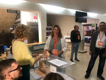 La candidata de Ciudadanos, Susaa Mut, deposita su voto