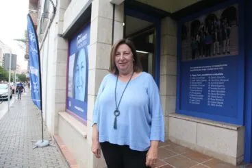 la candidata popular pepa font frente a la sede del pp en denia