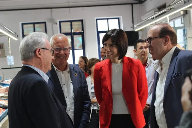 La ministra Diana Morant acompaña al PSPV en los mercados durante la primera jornada electoral de Dénia 2 Imagen: La ministra Morant junto al equipo del PSPV local visita el Mercat de Dénia