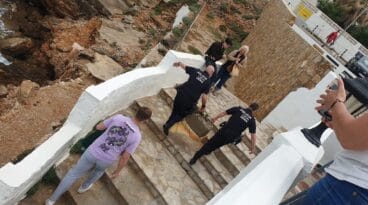 la policia local de denia trasllada un dels paquets de droga trobats a la platja de denia