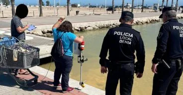 la policia local y la estacion cientifica montgo investigando la causa de la mancha en el puerto de denia