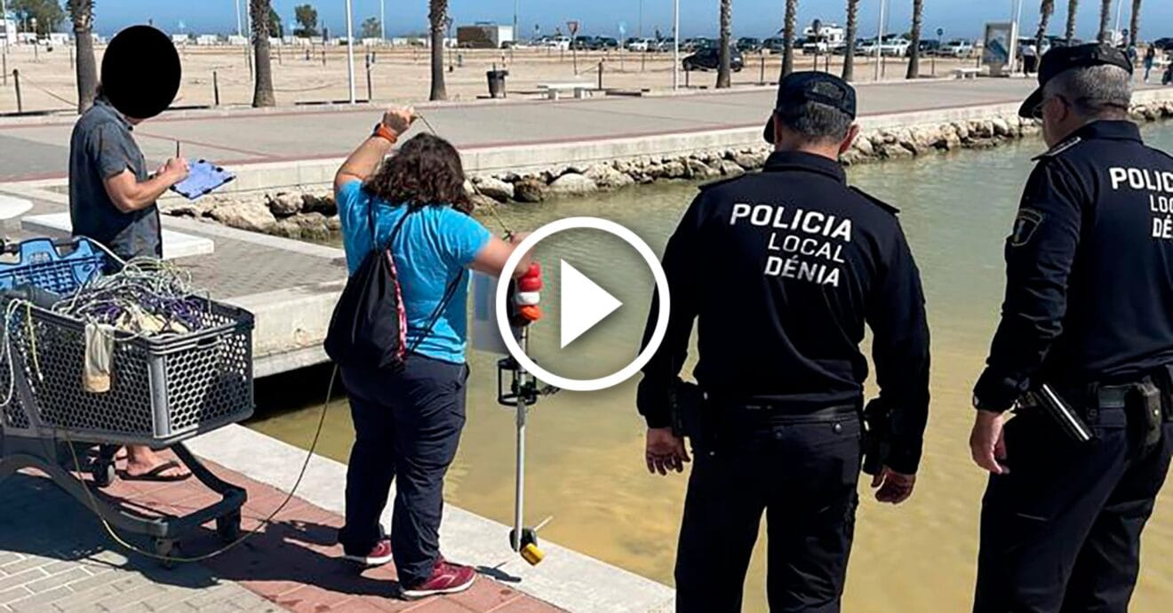 La Policía Local y la Estación científica Montgó investigando la mancha en el puerto de Dénia