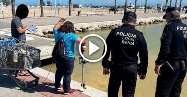 La Policía Local y la Estación científica Montgó investigando la mancha en el puerto de Dénia