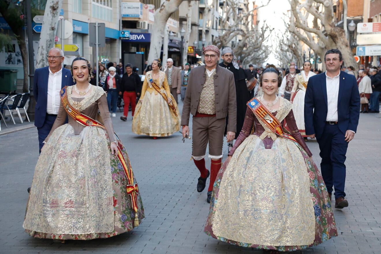 Las Falleras Mayores en el centro de Dénia