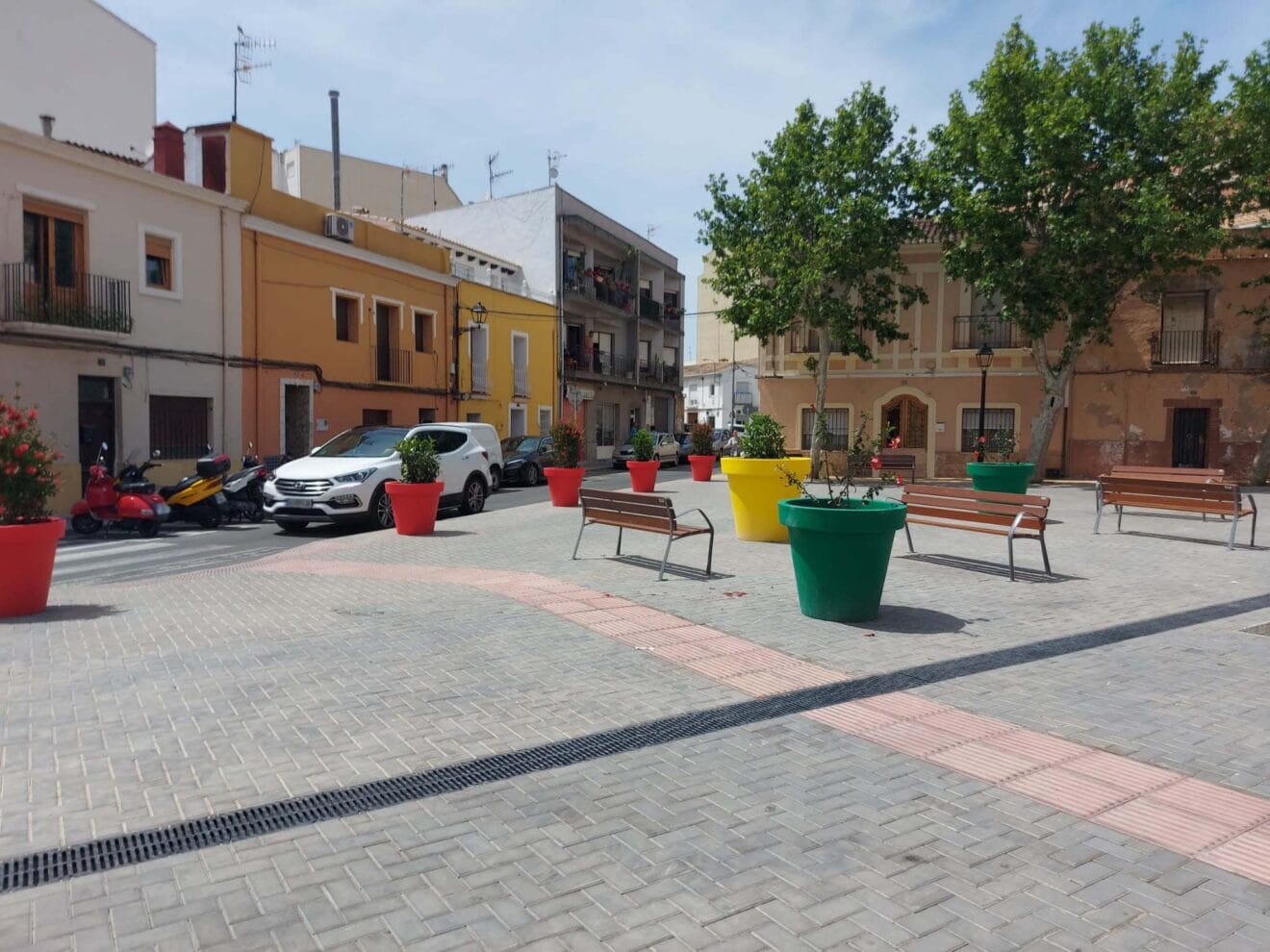 Maceteros en la plaza Valgamedios