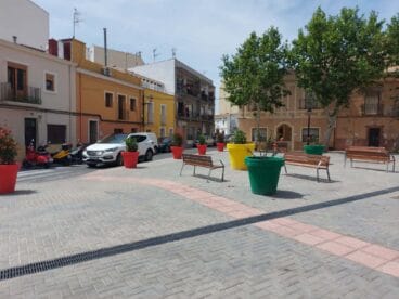 maceteros en la plaza valgamedios