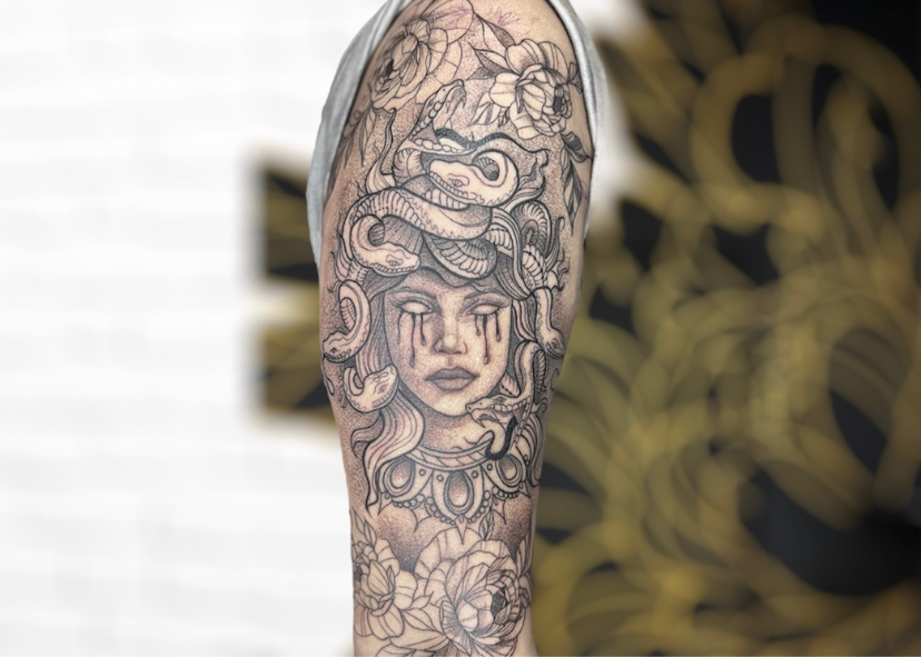 Manga de tatuaje de medusa disponible en Dénia
