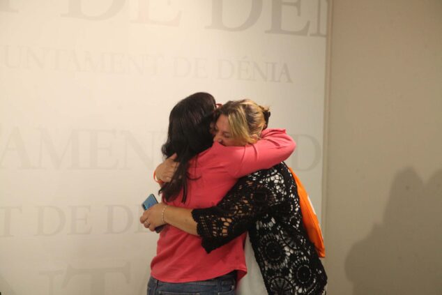 Imagen: María Mut y Susana Mut, portavoz de Ciudadanos, abrazadas tras la despedida