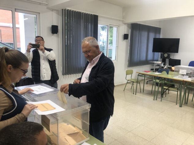 Imagen: Mario Vidal, de Gent de Dénia, votando en la Casa de la Cultura