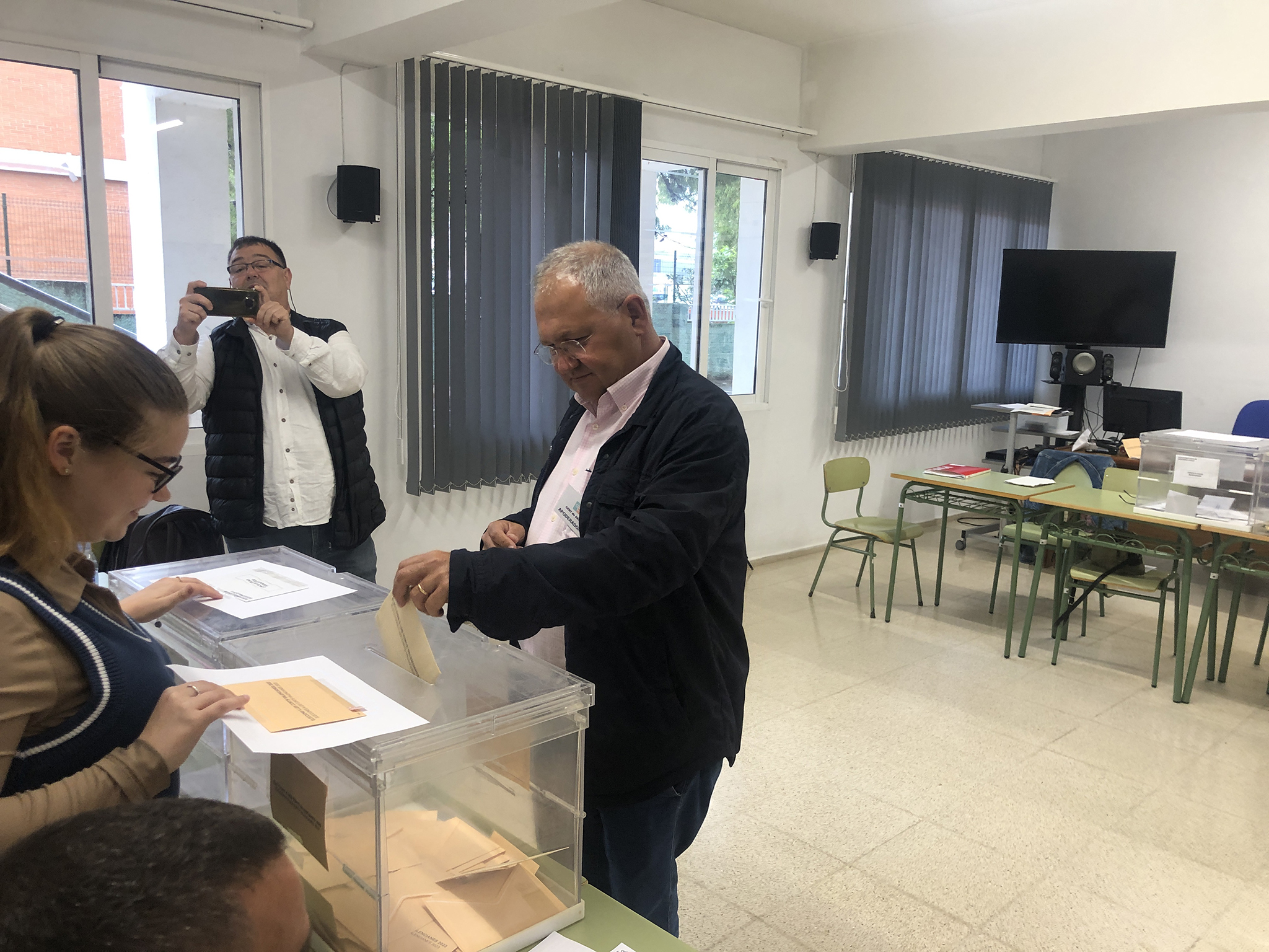 Mario Vidal, de Gent de Dénia, votando en la Casa de la Cultura
