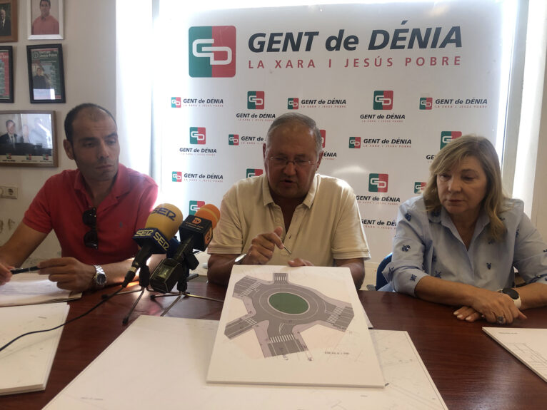 Mario Vidal montre le rond-point de l'Avenida Alicante